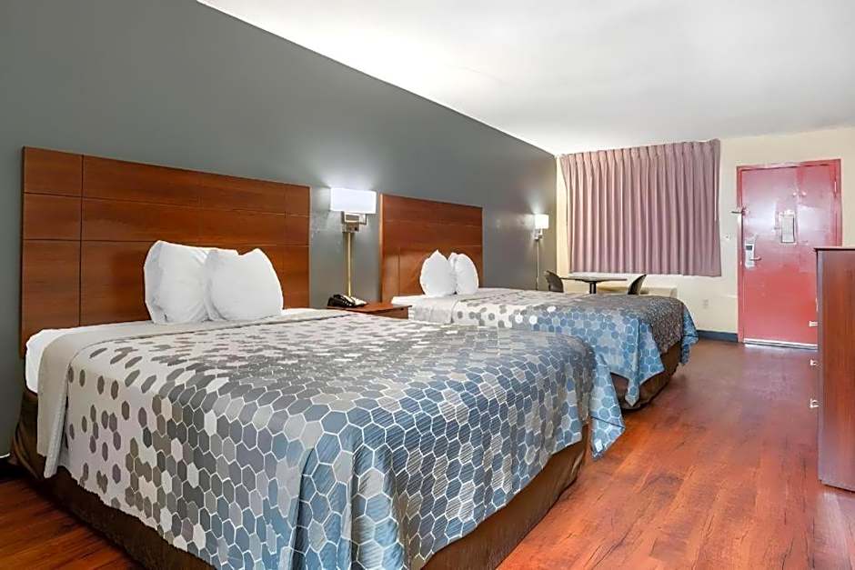 Econo Lodge Inn & Suites Forest