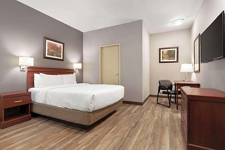 Premier Inn & Suites - Downtown Hamilton Hotel