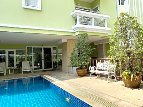 14 Place Sukhumvit Suites