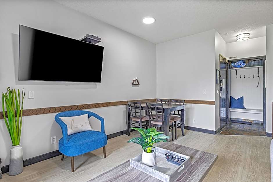 Outstanding Mountain Condo WATERSLIDE and HOT TUB managed by Little Sister Getaways