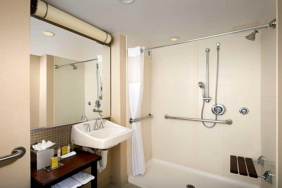 DoubleTree By Hilton Hotel Dulles Airport-Sterling