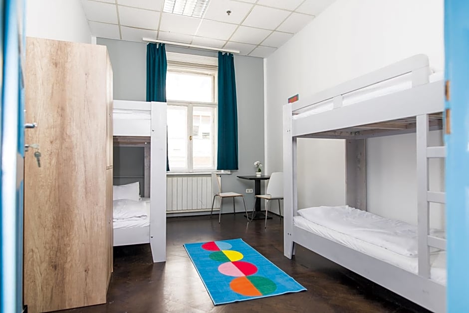 2B Hostel & Rooms