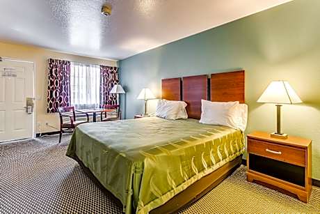 1 King Bed Non-Smoking
