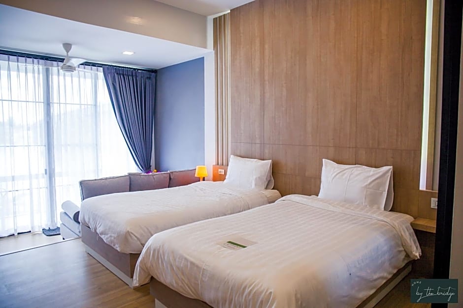 Home by the Bridge Hotel