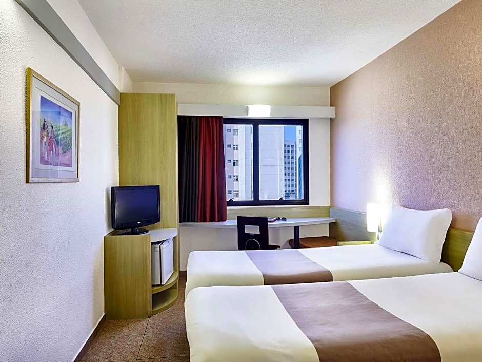 Ibis Taubate