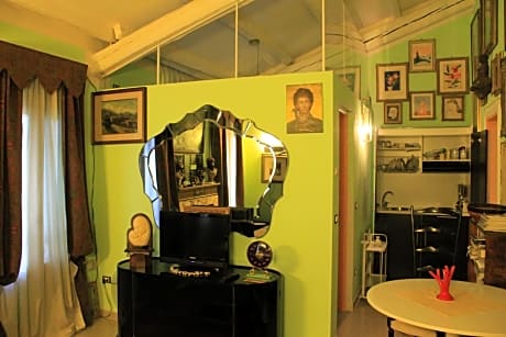 Deluxe Studio