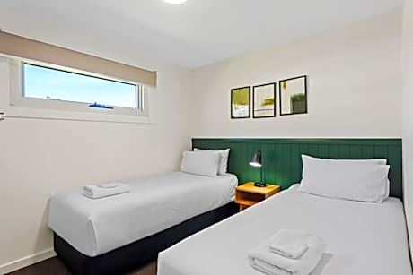 Deluxe 2 Bedroom Cabin - Sleeps 4