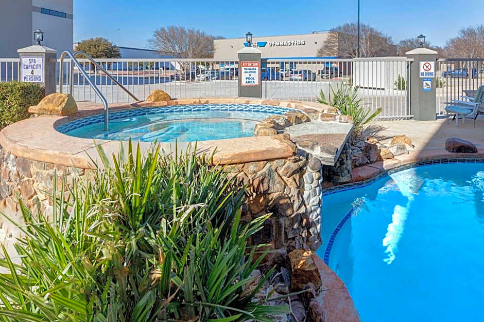 La Quinta Inn & Suites by Wyndham Allen At The Village