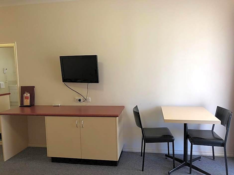 Outback Quarters Motel Hay and Restaurant