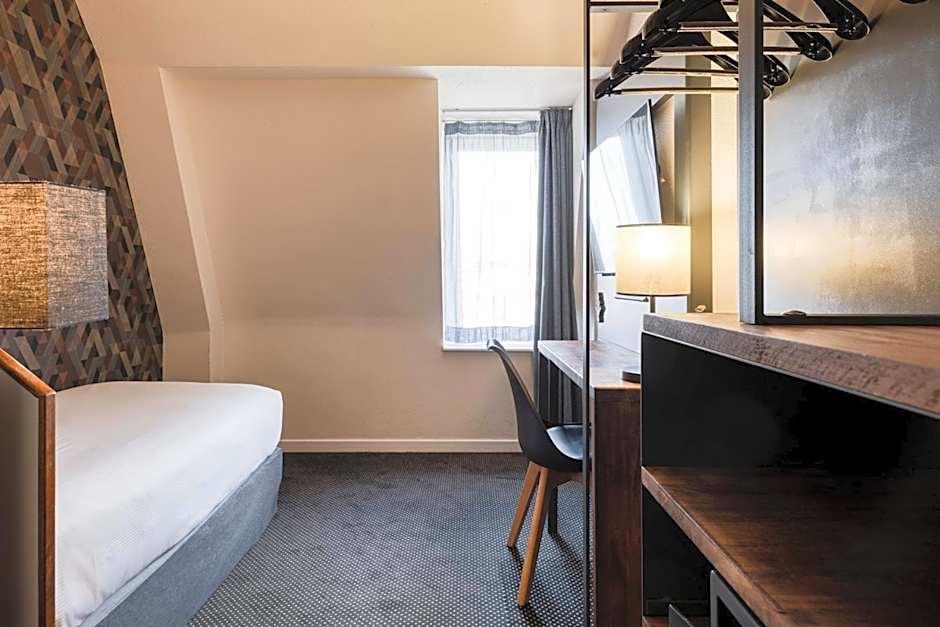 Aris Grand Place Hotel