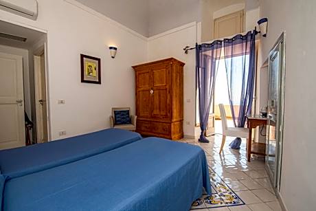 Double or Twin Room with Sea View