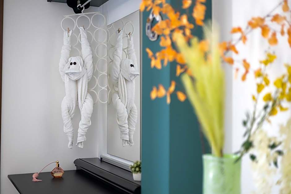 PalerMonAmour Art Gallery Suite