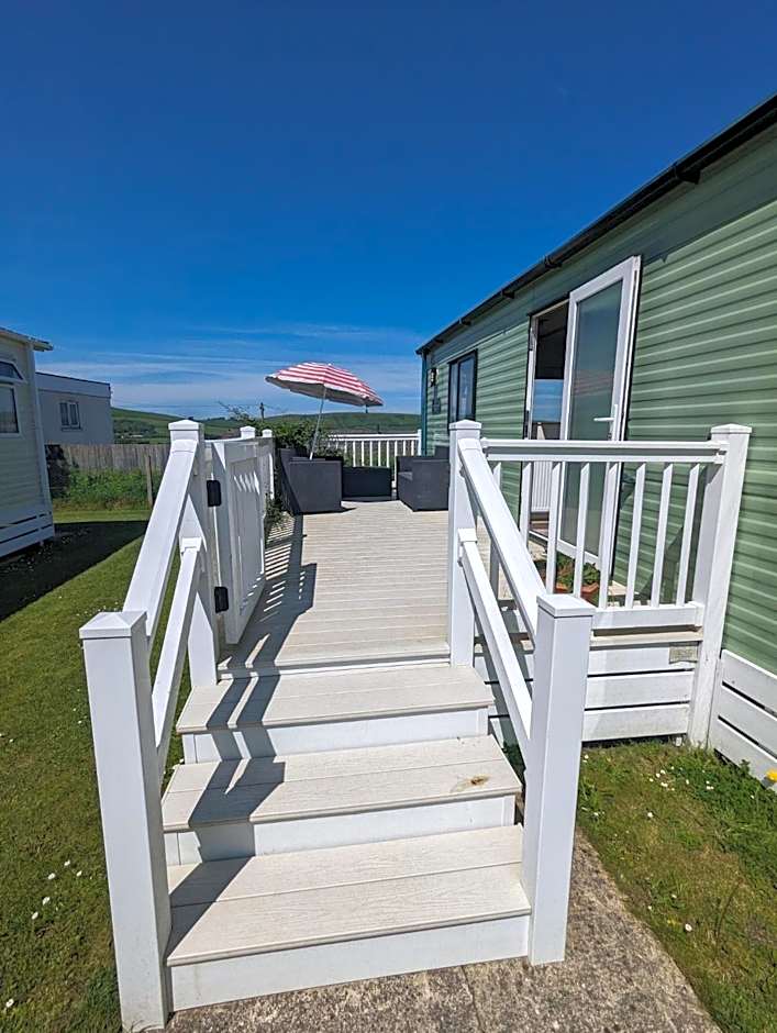 LOVELY BRIGHT MODERN CARAVAN SWANAGE on PEACEFUL AND TRANQUIL HOLIDAY PARK