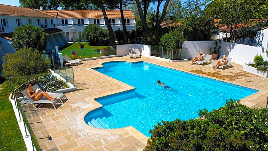 Artemia Aigues-Mortes - Hôtel avec piscine - Bornes électriques - Parking privé - Local vélo-moto