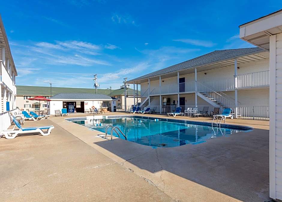 Angel Inn Near IMAX, a Travelodge by Wyndham