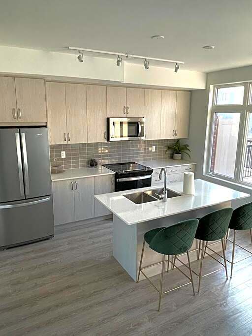 Luxury 3BR home with free parking, full kitchen in Stouffville Markham