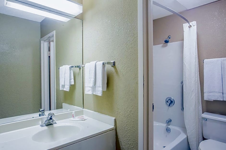 Super 8 by Wyndham Madison East
