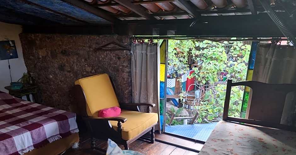 CASA DE RETALHOS Boutique Albergue, casaril histórico, com 5 suítes individuais e cozinha coletiva, no coração da vila de Igatu-Ba, que preserva fortes traços culturais da época do garimpo, venha viver uma experiência única!