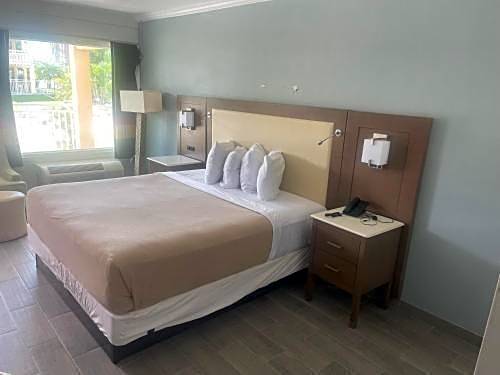 Photo 1 of 1 of 1 Queen Bed, Nonsmoking