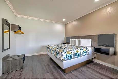 1 Queen Bed | Mobil Acces Tub Nsmk Minifridg