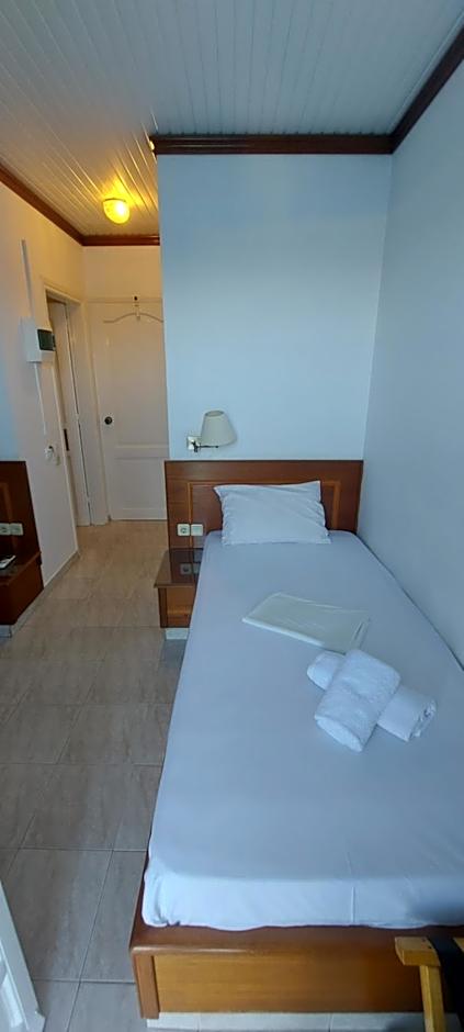 Leonidas Hotel