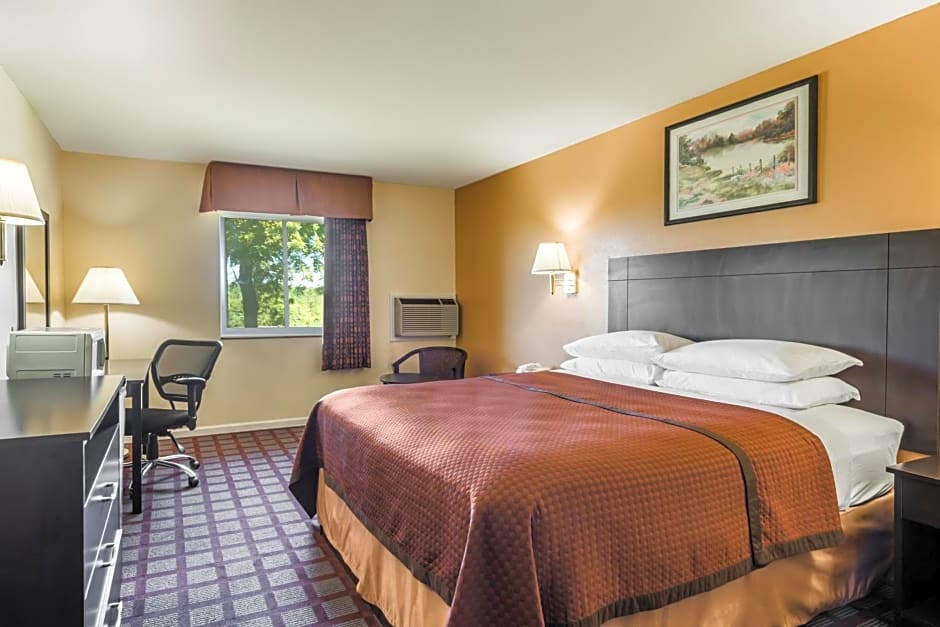 Super 8 by Wyndham Higginsville
