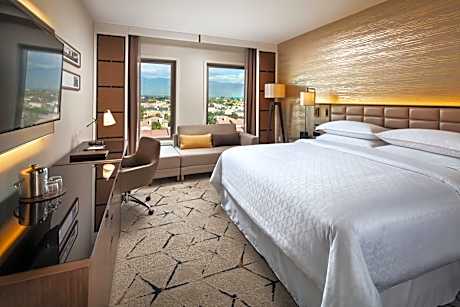 Club lounge access, Guest room, 1 King, Top floor