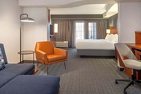 Studio with King Bed, Bathtub and Sofa Bed - Mobility Access/Hearing Accessible