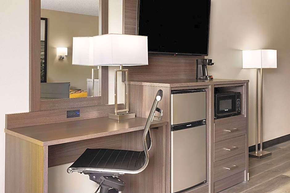 Super 8 by Wyndham Burnham/Lewistown