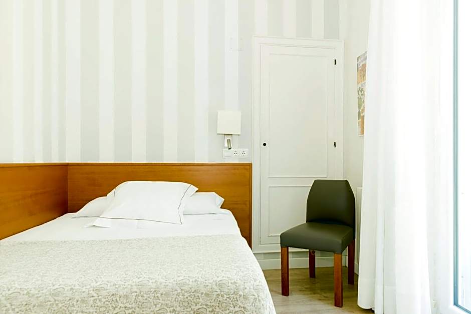 Photo 1 of 4 of Single Room