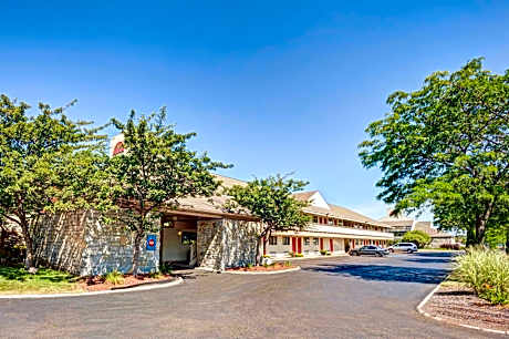 Days Inn & Suites by Wyndham Monroe