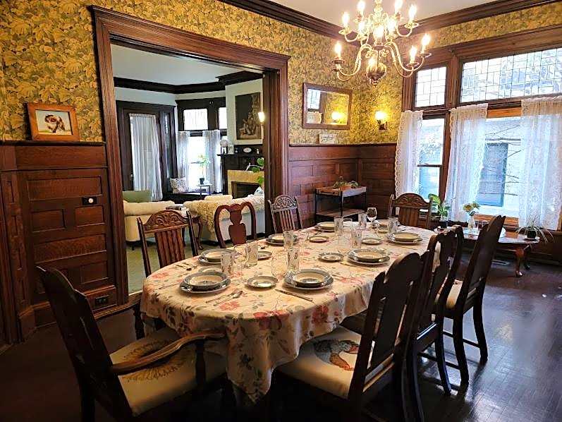 The Kings Throne Inn and Guest House