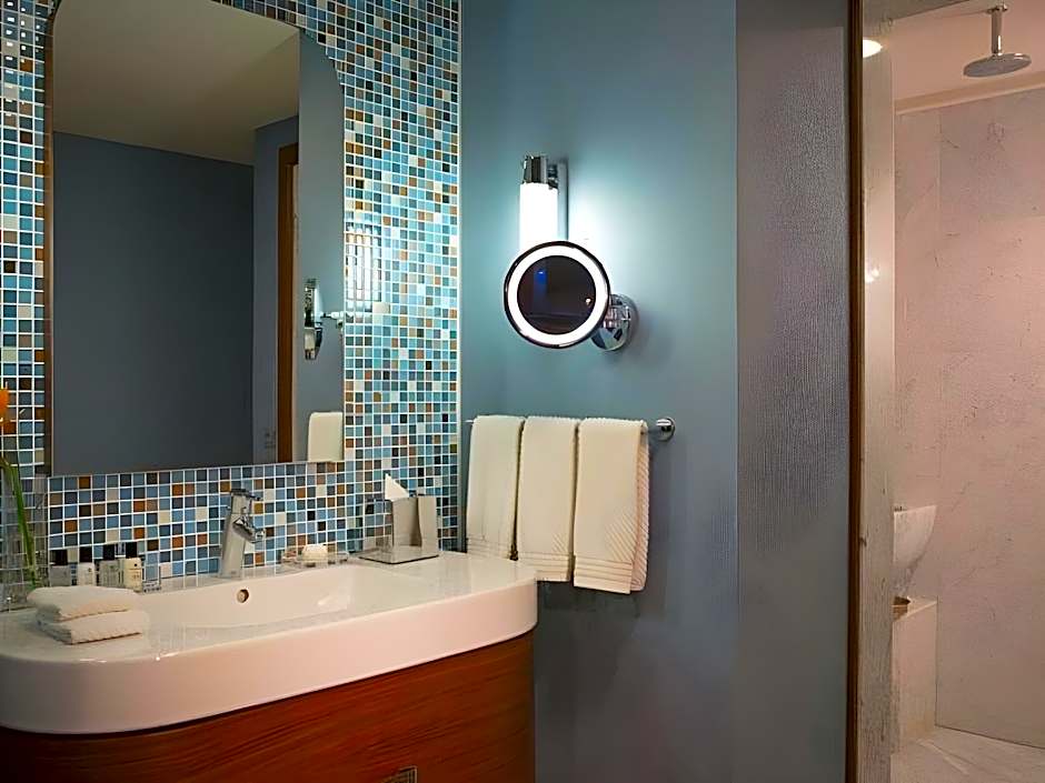 Renaissance by Marriott Izmir Hotel