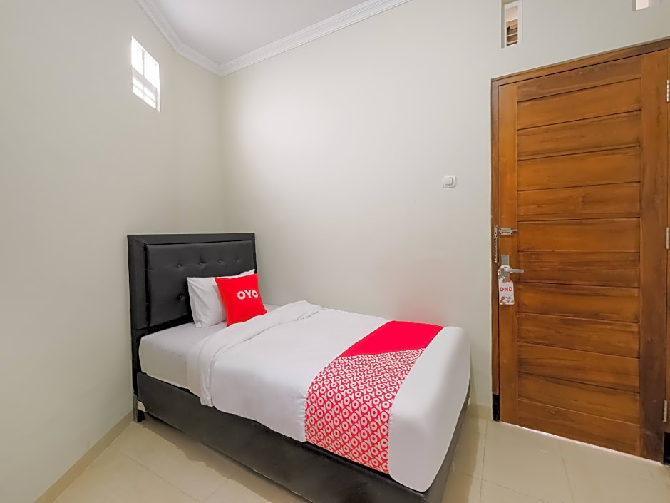 OYO 90045 Annafi Apartel
