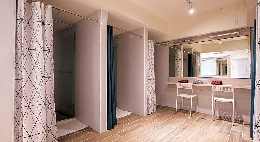 Stray Birds Taichung Hostel