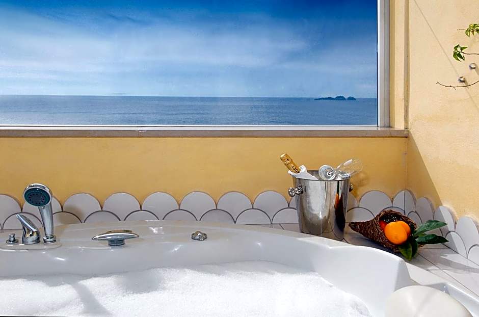 Photo 1 of 10 of 1 Queen Bed, Jetted Tub