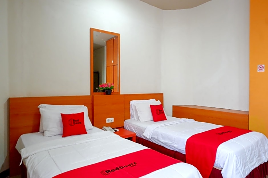 RedDoorz Plus @ Cameloan Hotel Palu