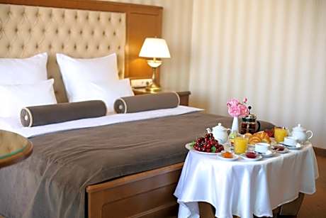 Junior Suite with Park View