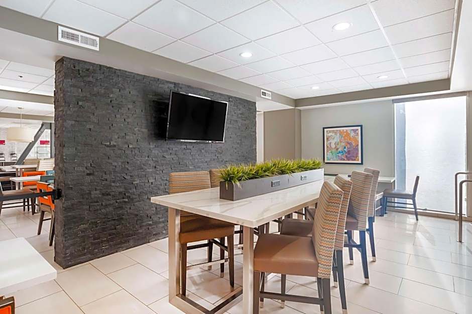 Best Western Plus Commerce Hotel