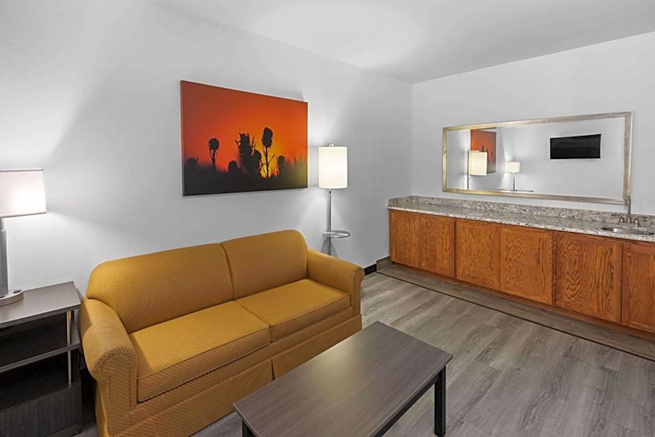 Days Inn & Suites by Wyndham Lubbock Medical Center
