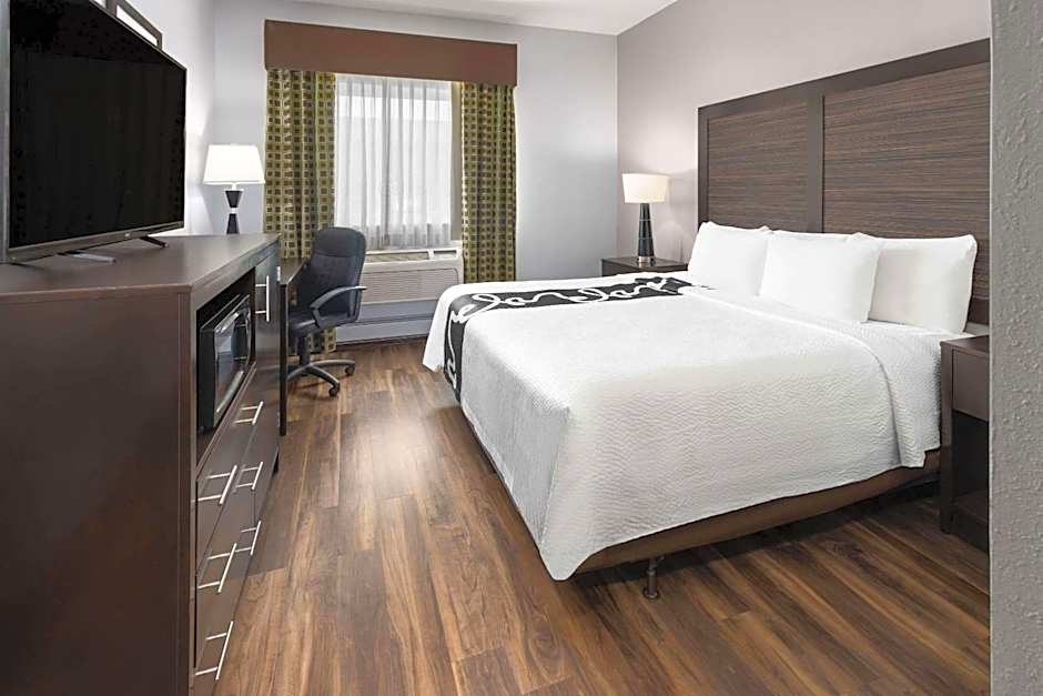 La Quinta Inn & Suites by Wyndham Buffalo Airport