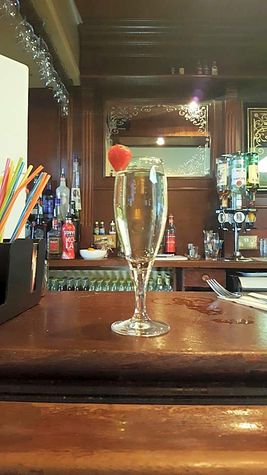 Ridge-Rock Accommodation