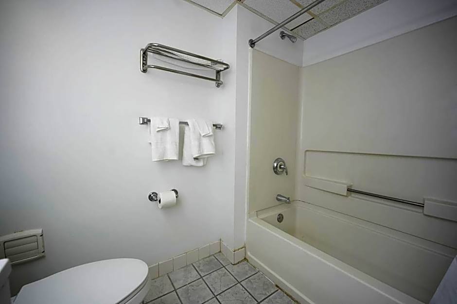 Greenwoods Inn & Suites