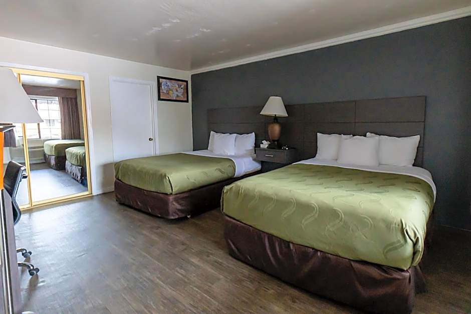 Econo Lodge Inn & Suites