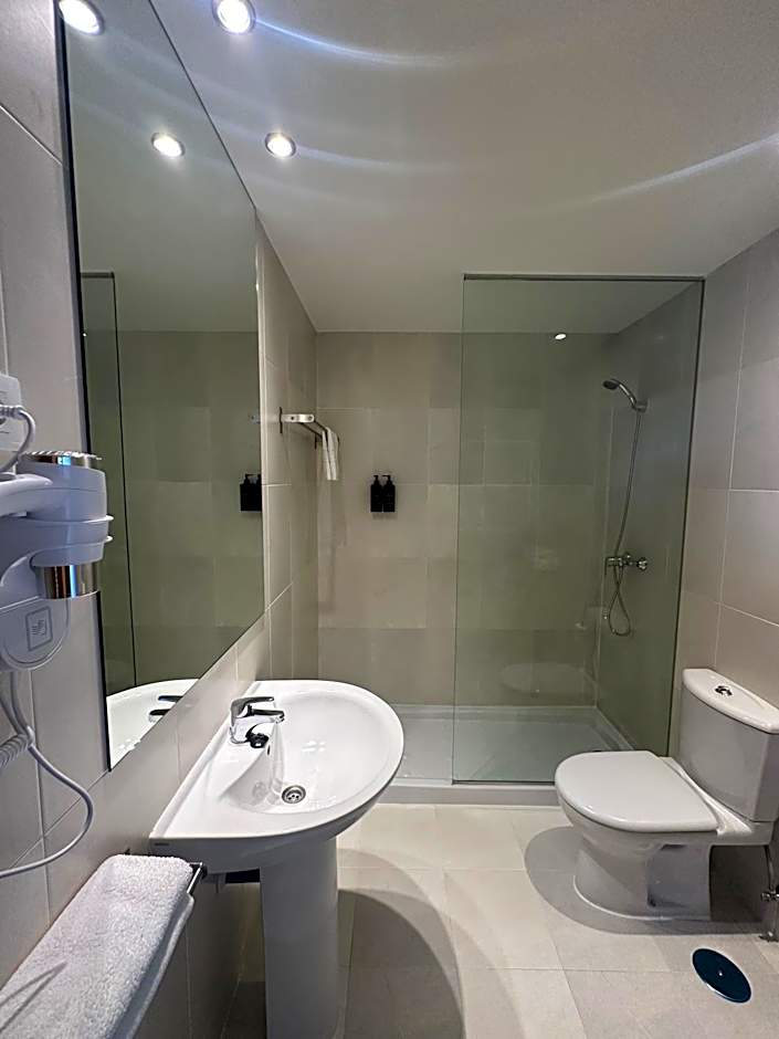 AT home Avenida del Ejercito