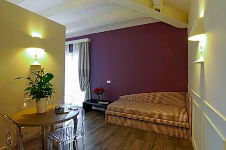 Family Room (2 Adults + 2 Children)