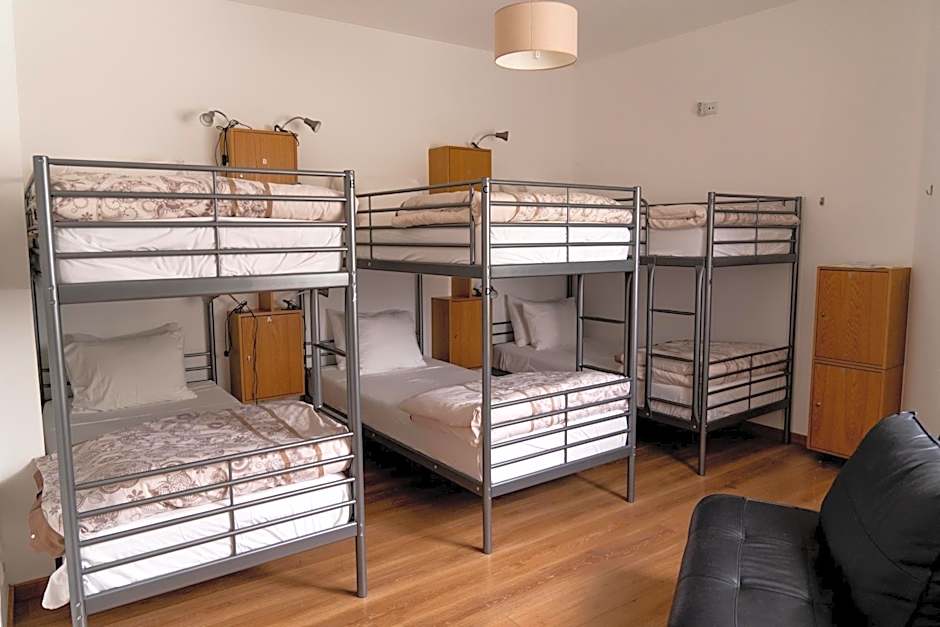 Photo 1 sur 4 de Bed in 6-Bed Male Dormitory Room