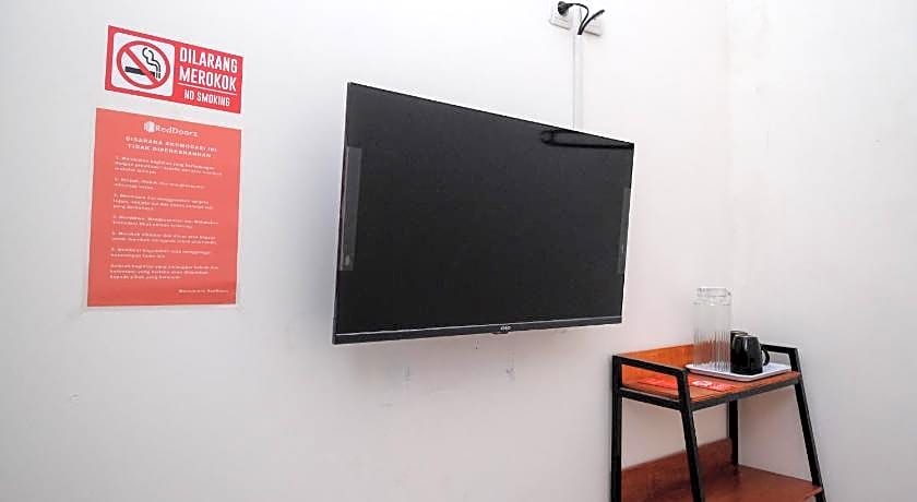 RedDoorz near Alun Alun Magelang 2