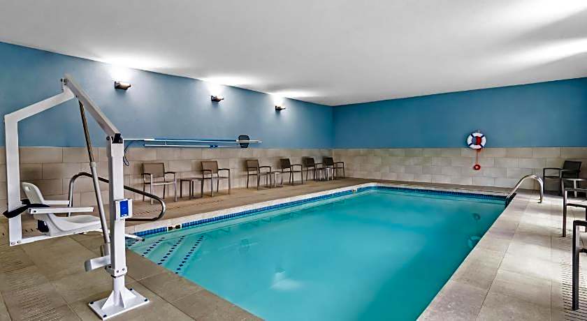 Holiday Inn Express & Suites Joplin Southeast