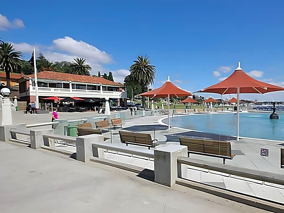 Parkwood Motel & Apartments